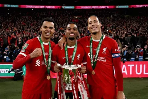 العاشرة برأسية فان دايك.. ليفربول يستعيد ذكرياته في كأس كاراباو قبل نهائي نيوكاسل (فيديو)